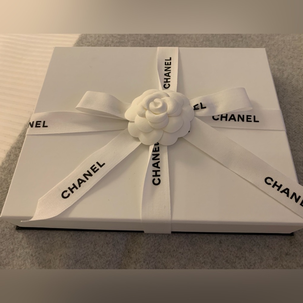 Brand new Authentic Rare from Paris Chanel White Gift Box with Ribbon,rare! - Picture 3 of 13